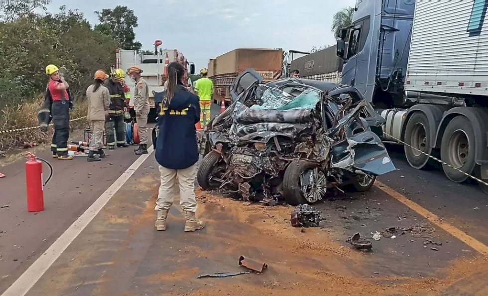 Carro invade contramão, bate em carreta e 4 pessoas morrem na BR-163