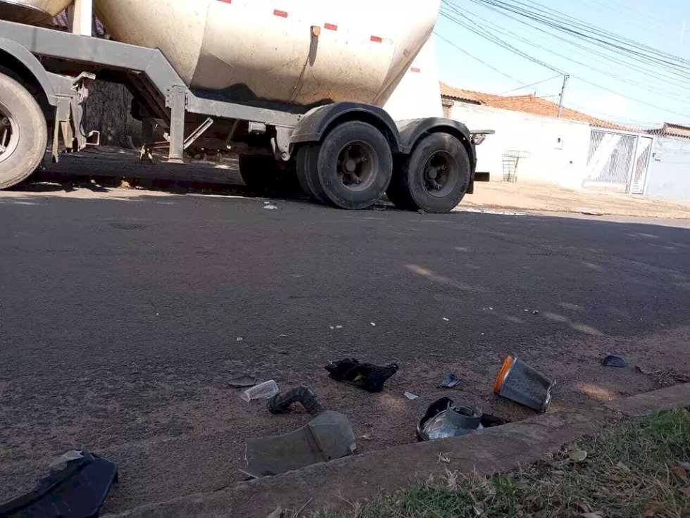 Rapaz morre ao bater moto em caminhão parado