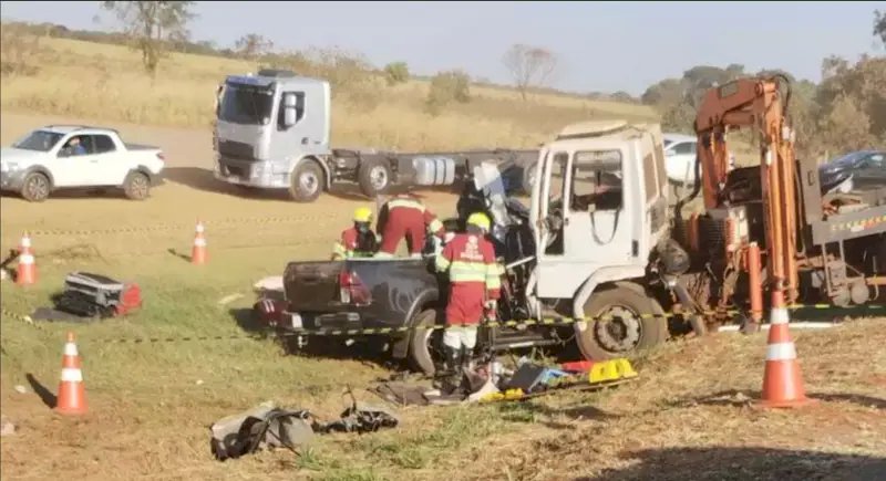 Duas pessoas morrem em acidente envolvendo três veículos na BR-163