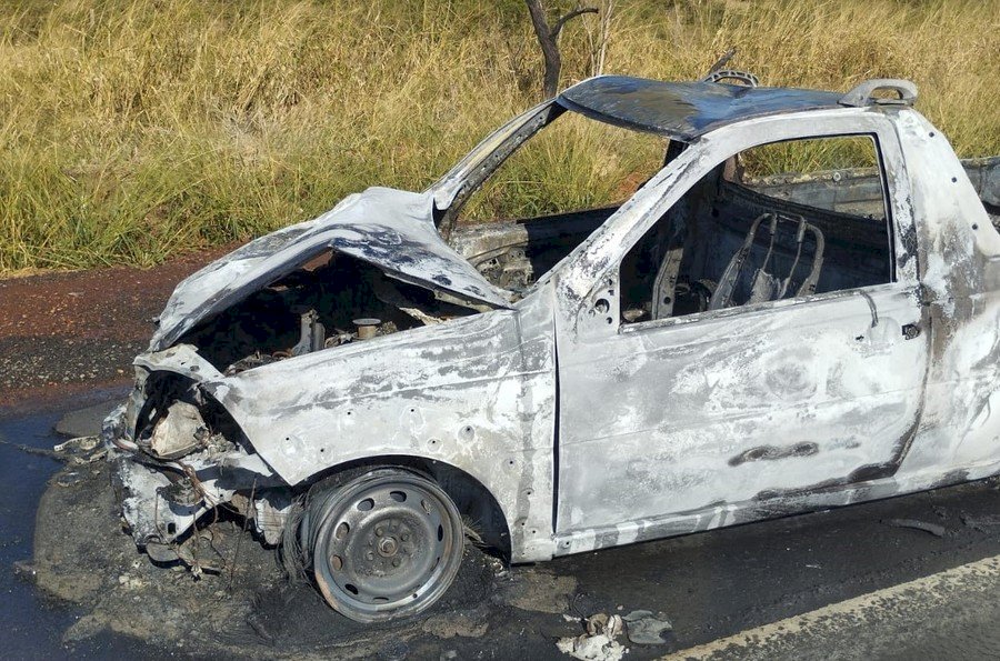 Picape pega fogo ao bater em carreta-tanque entre Nova Casa Verde e Nova Alvorada do Sul