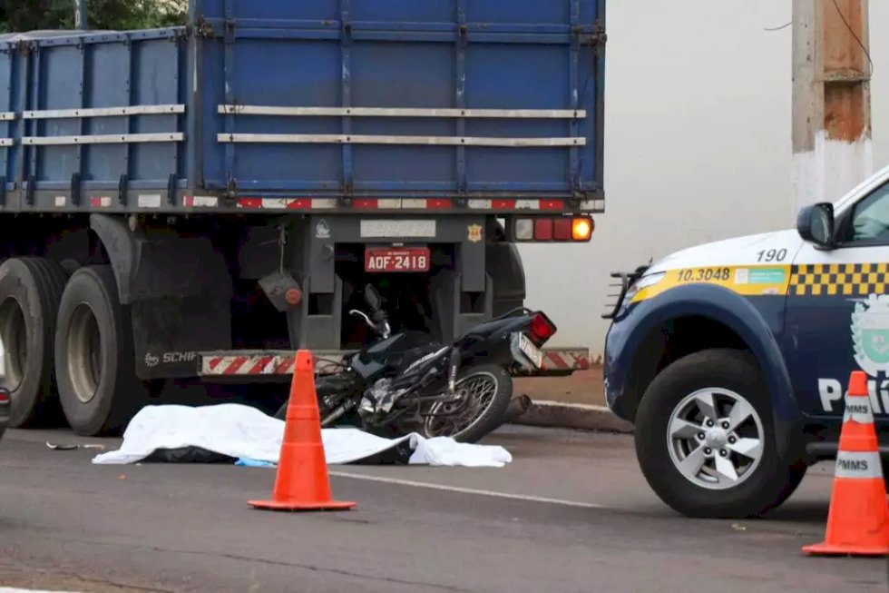 Motociclista morre ao bater na traseira de carreta