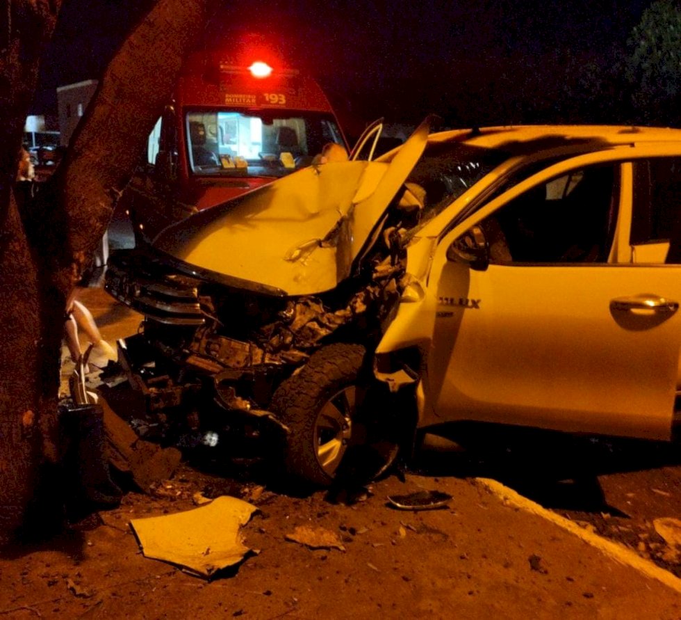 Ivinhema - Condutor perde controle da direção de caminhonete e colide em árvore