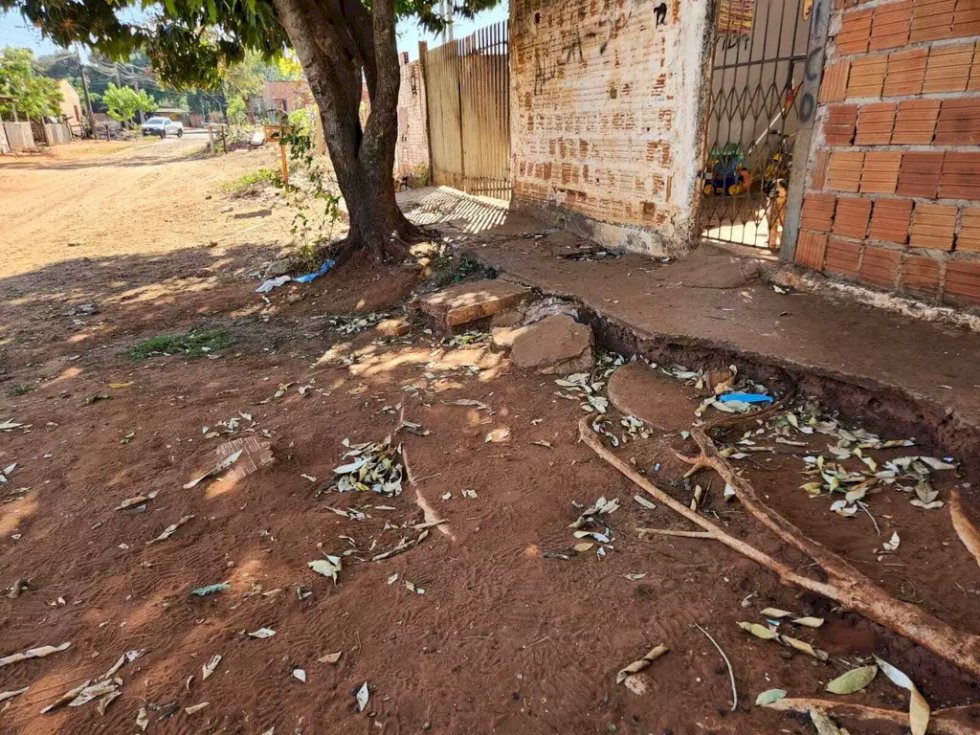 Homem morre baleado na frente de casa