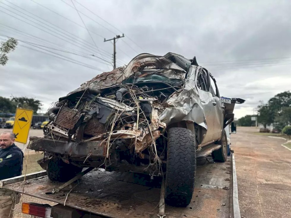 Em perseguição, traficante sai ileso de acidente que transformou Hilux em sucata