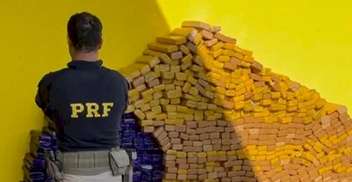 PRF apreende 800 Kg de maconha e recupera caminhonete