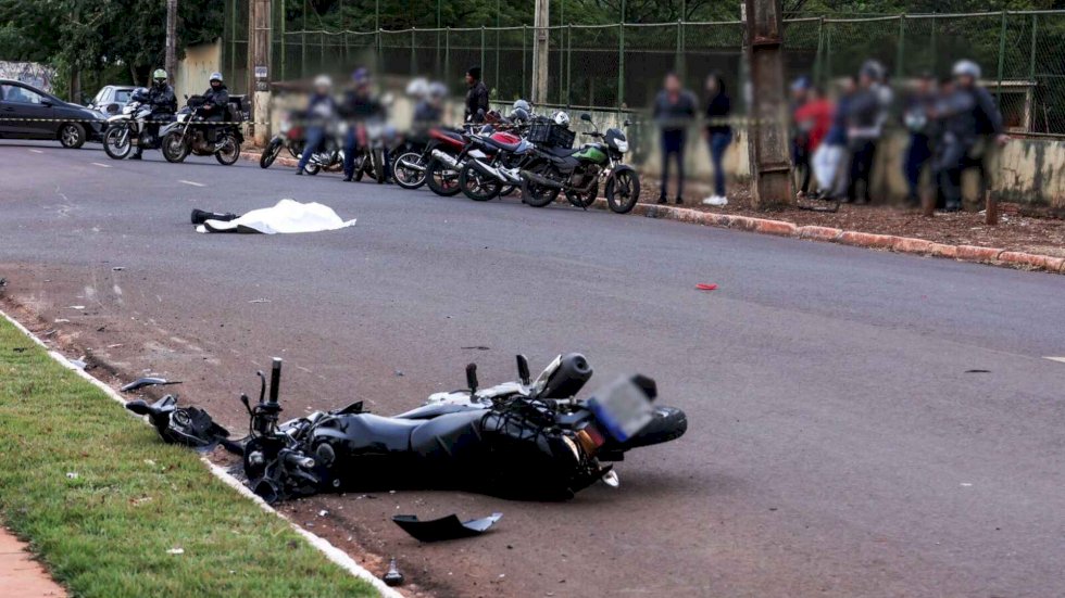 Motociclista morre atropelado ao tentar ultrapassar caminhão