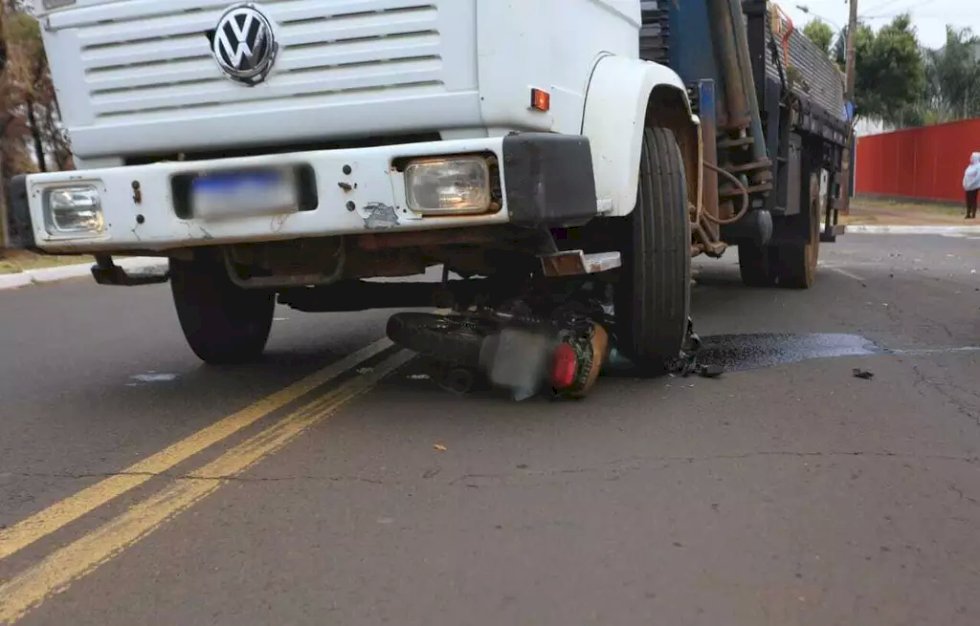 Freio de caminhão falha e motorista atinge motociclista