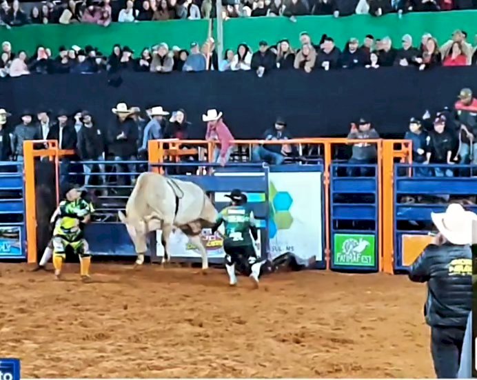 Fatima do Sul - Peão de rodeio morre após ser pisado por touro em arena