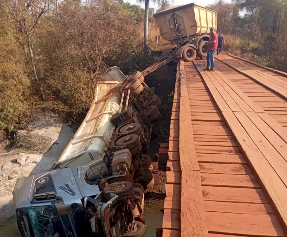 Carreta cai de ponte em estrada de assentamento e motorista fica ferido