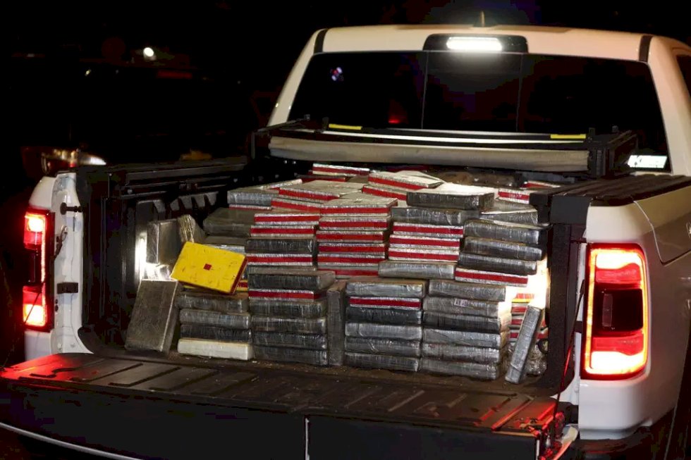 Polícia prende dupla e fecha depósito com 696 kg de cocaína