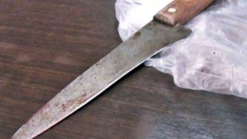 Com filha de 11 meses nos braços, mulher é esfaqueada pelo esposo