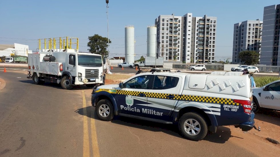 Motorista de aplicativo perde perna após acidente envolvendo caminhão em MS