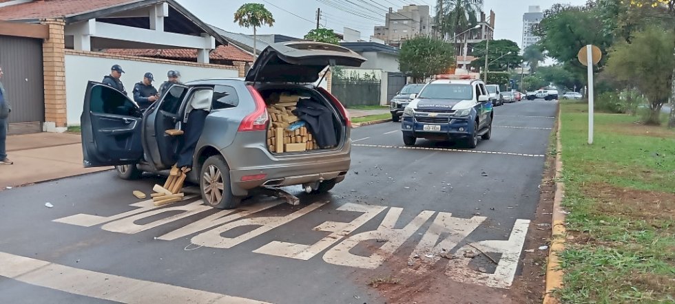 Traficante bate carro com maconha ao fugir da polícia e deixa mulher ferida