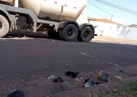 Rapaz morre ao bater moto em caminhão parado