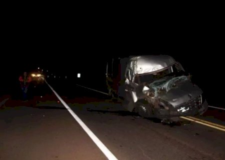 Van fica destruída após bater em carreta na BR-163 e motorista sai ferido