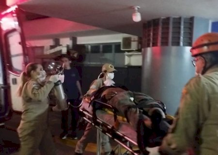 Dois venezuelanos ficam em estado gravíssimo após acidente entre moto e carro