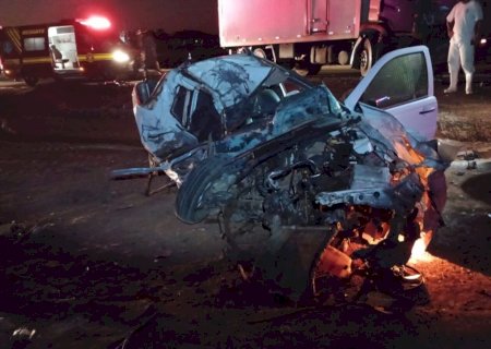 Motorista sobrevive a acidente que deixou picape destruída