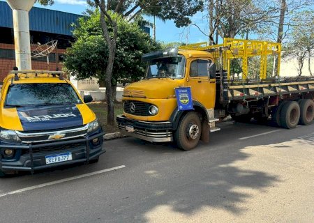 PMR recupera caminhão furtado e flagra condutor com arma de fogo e munições