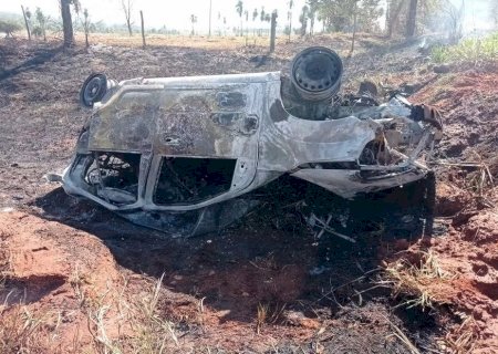 Mulher que seguia para frigorífico de Nova Andradina a trabalho morre após veículo capotar e pegar fogo no interior paulista
