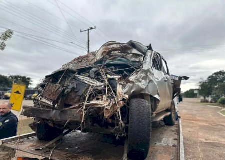 Em perseguição, traficante sai ileso de acidente que transformou Hilux em sucata