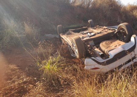Carro capota na MS 316
