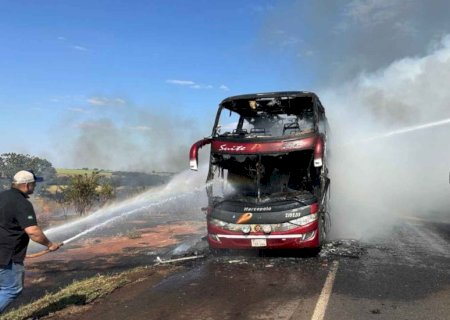 Ônibus com passageiros pega fogo na BR-163 e é totalmente destruído