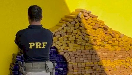 PRF apreende 800 Kg de maconha e recupera caminhonete