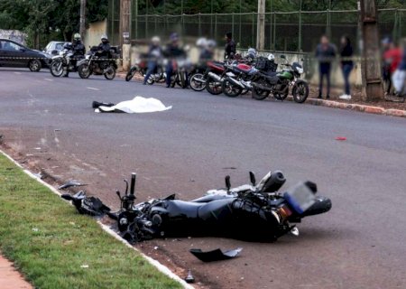 Motociclista morre atropelado ao tentar ultrapassar caminhão