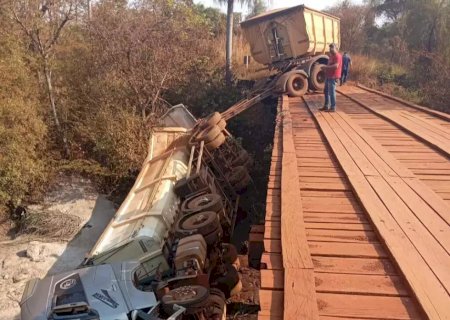 Carreta cai de ponte em estrada de assentamento e motorista fica ferido