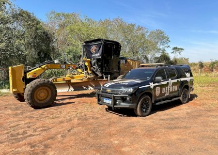 Polícia Civil no âmbito da Operação Protetor, recupera motoniveladora e prende três indivíduos