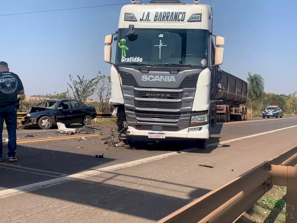 Motorista morre ao bater de frente com carreta na BR - 163