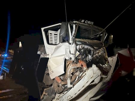 Colisão entre caminhões deixa uma vítima com ferimentos graves na BR-267