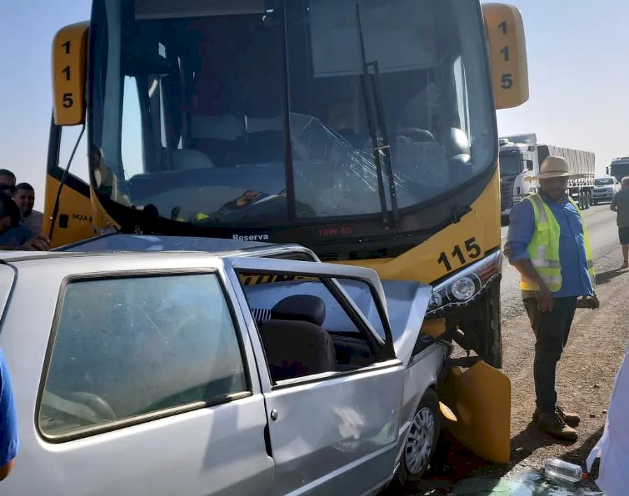 Colisão entre ônibus e Uno deixa motorista preso às ferragens na BR-267
