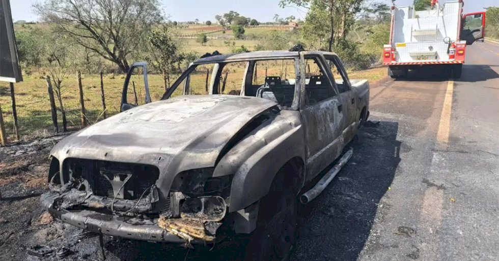 Após roda se soltar, caminhonete S10 pega fogo e é destruída na BR-376