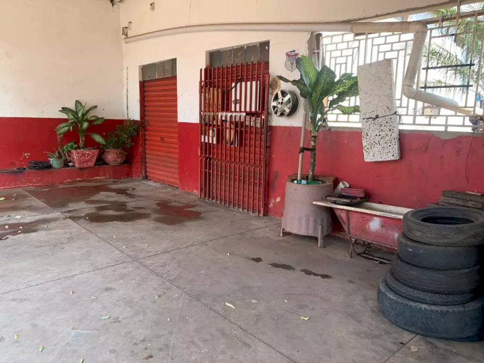 Vendedor ambulante é baleado na cabeça em borracharia