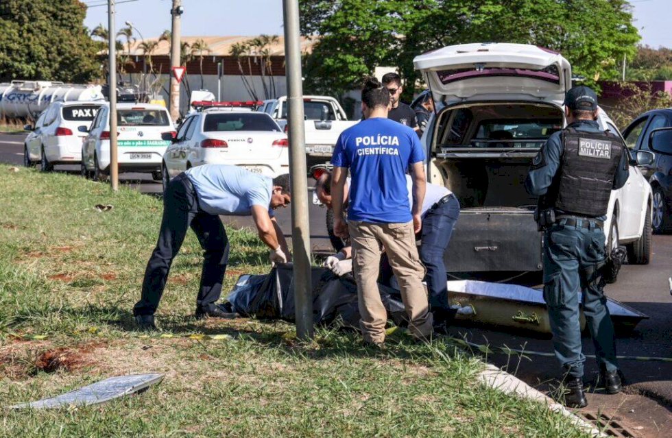 A caminho do trabalho, motociclista morre ao colidir contra poste