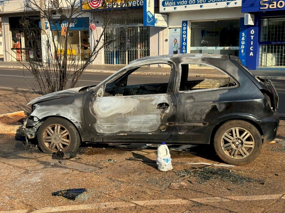 Mulher ateia fogo em carro do ex-companheiro em Nova Andradina