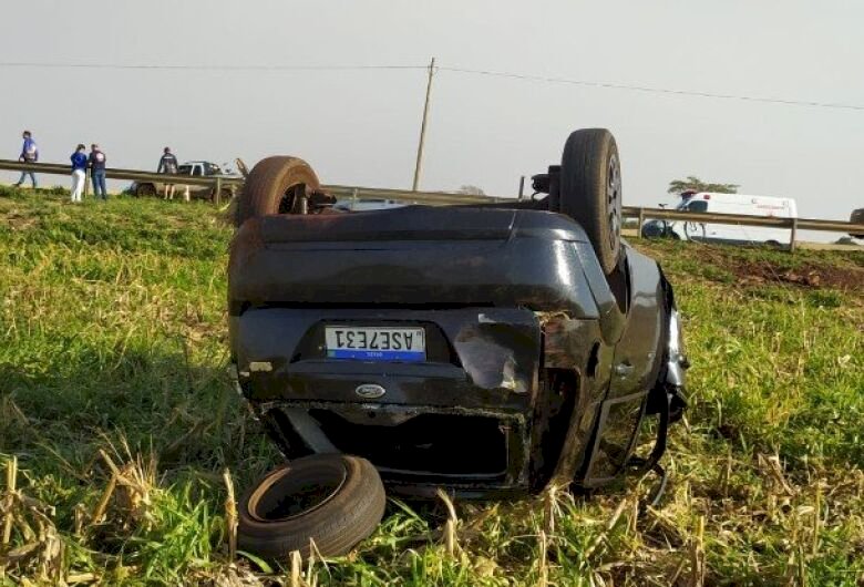 Homem é arremessado de veículo em capotamento e morre na MS-156