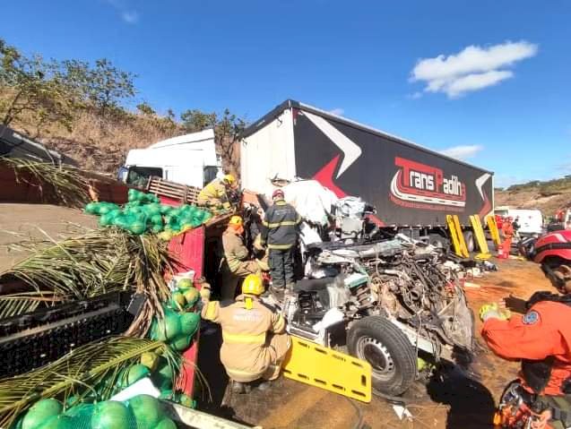 Acidente entre caminhão, carreta e van, deixa saldo de 5 Mortos