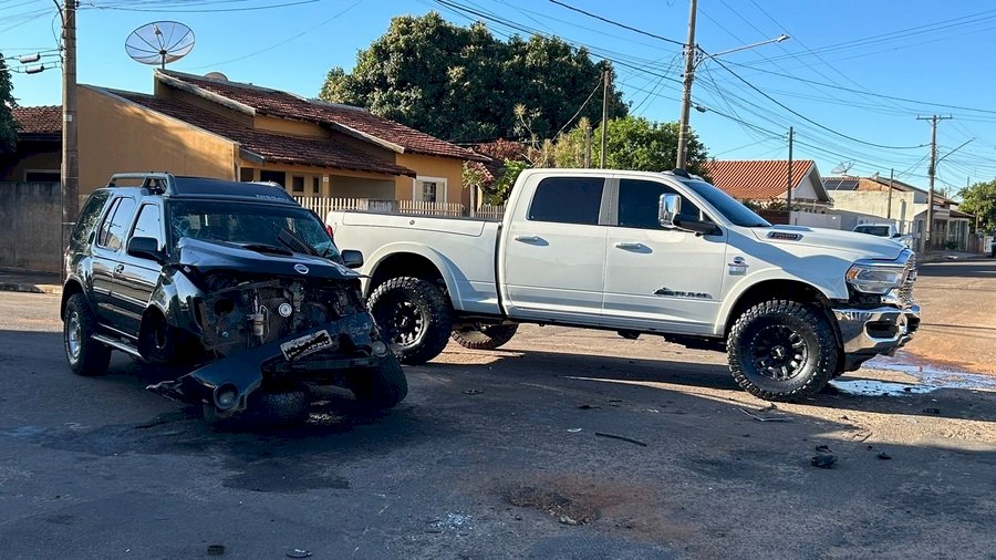 Dodge Ram e Nissan colidem em cruzamento de Nova Andradina