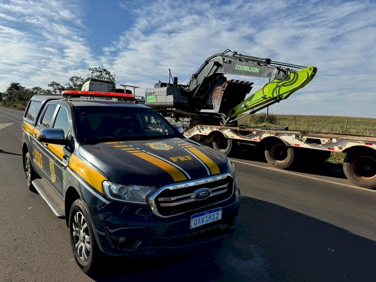 PRF recupera em Caarapó escavadeira furtada no interior do Paraná