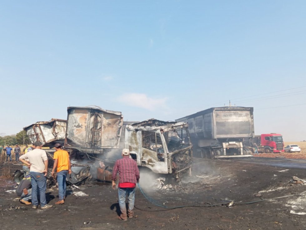 Motorista morre após colisão e incêndio entre carretas próximo de Itahum na MS -270