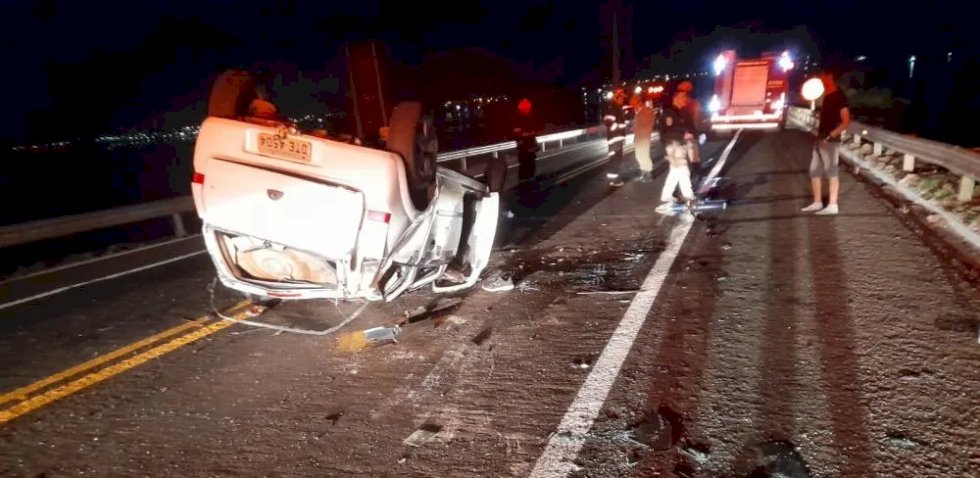 Veículo de aplicativo capota na BR-267 e deixa motorista e duas crianças feridas