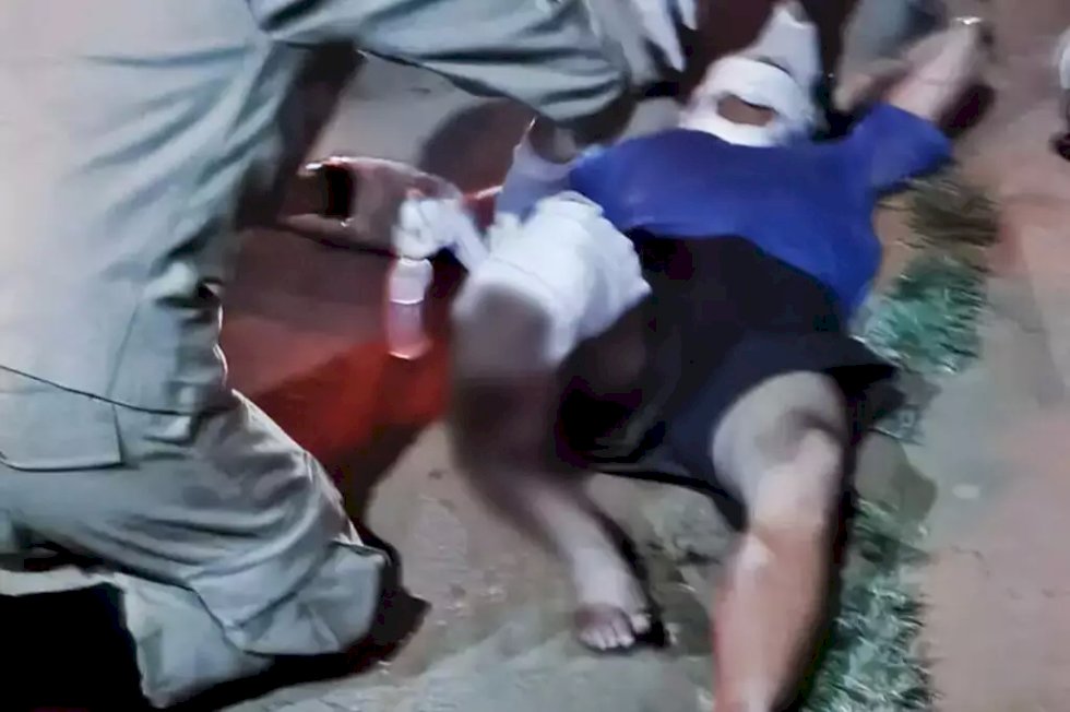 Motociclista tem perna dilacerada depois de ser atropelado por carro
