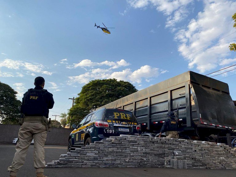 Com apoio aéreo, PRF apreende 463 Kg de cocaína em Dourados