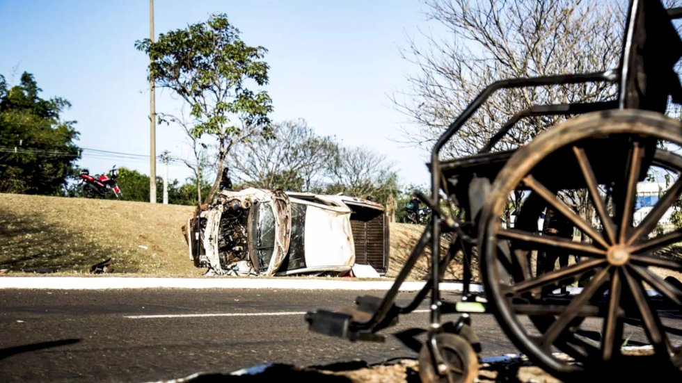 Saveiro capota após ser ‘fechada’ e uma pessoa morre