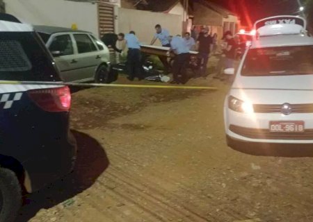 Homem é morto a tiros em frente a filha