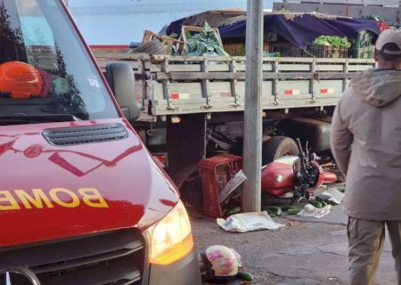 Acidente entre caminhonete, caminhão e motocicleta deixa ferido