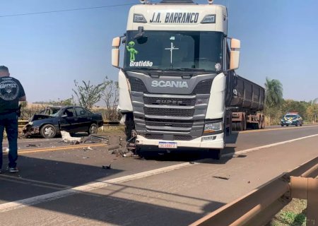 Motorista morre ao bater de frente com carreta na BR - 163