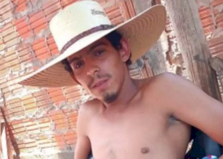 Homem morre após colidir moto em traseira de caminhão